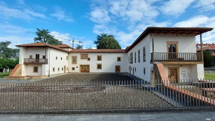 Siero prevé renovar la cubierta del palacio del Marqueses de Santa Cruz: "Está deteriorada y es nuestra obligación conservar el patrimonio"