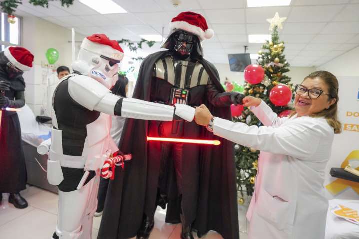 INSN San Borja: personajes de Star Wars llegaron con trajes navideños para donar sangre