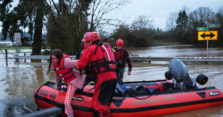 Crews battle widespread flooding in Washington