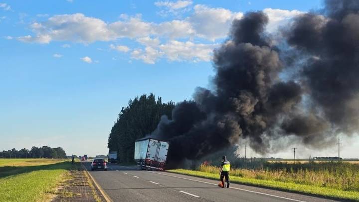 Se incendio en la Autovía 2 un camión que transportaba placas de Durlok
