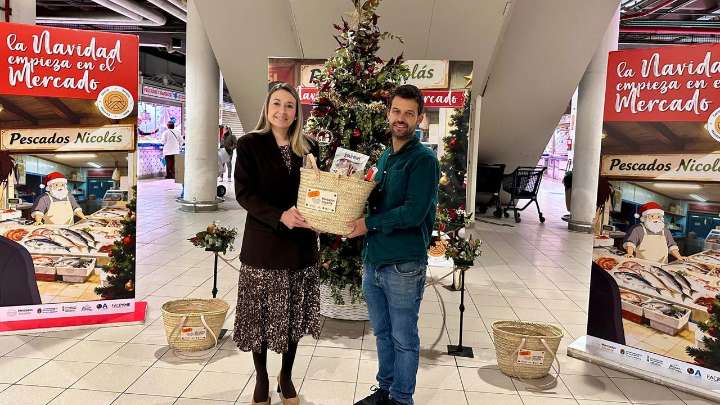 Los cuatro mercados municipales de Alicante regalan "cabassets" en Navidad