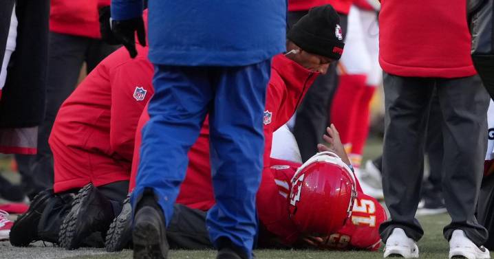 Mahomes injured late as Chargers eliminate Chiefs from playoff contention with 16