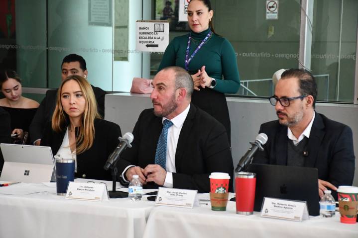 Comparece ante diputados locales el secretario de Salud, Gilberto Baeza, para presentar la propuesta de presupuesto de la dependencia