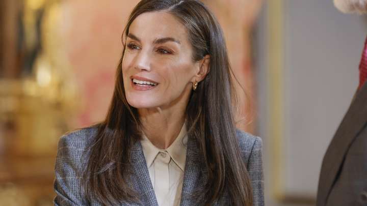 El traje de cuadros de la Reina Letizia con el que domina la estética ejecutiva en la reunión de los Princesa de Girona