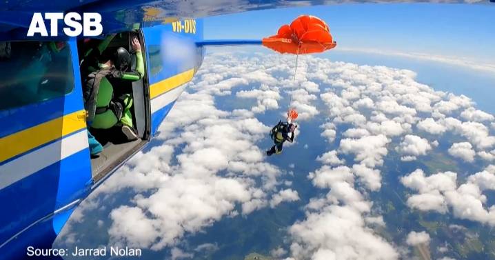 El angustioso momento de un paracaidista al quedarse enganchado en la cola de un avión