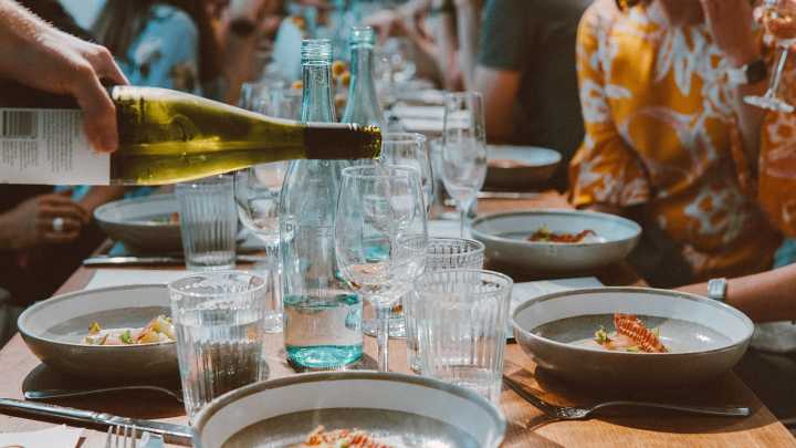 El aviso de un experto sobre las fotos en la cena de empresa: "Te juegas tu reputación y una multa"