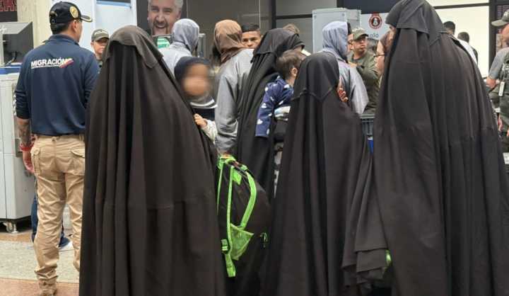 Colombia expulsa a miembros de secta judía y los entrega a autoridades de EU