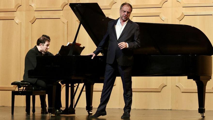 Matthias Goerne emociona en la Filarmónica y cosecha un triunfo inapelable ante el público del colectivo ovetense
