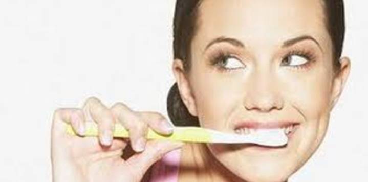 Roberto Hermida, dentista: “Cuando disminuye nuestra saliva, las bacterias se multiplican y aparece el mal aliento, tan característico de la mañana”