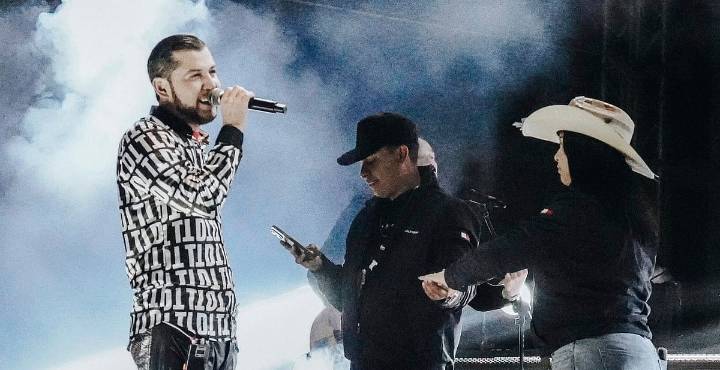 Vocalista de Los Titanes de Durango, recibe botellazo en pleno show [VIDEO]