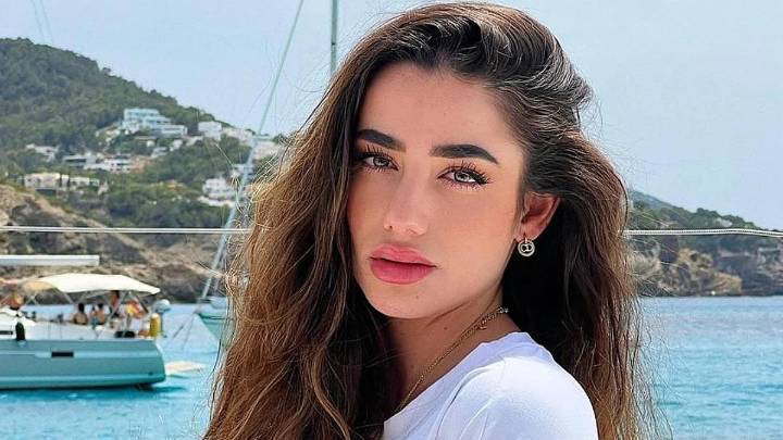 Lola Lolita denuncia acoso al aterrizar en Gran Canaria: “Esto no es gracioso, es asqueroso”