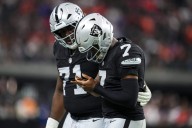 Raiders QB Geno Smith exits game with shoulder injury