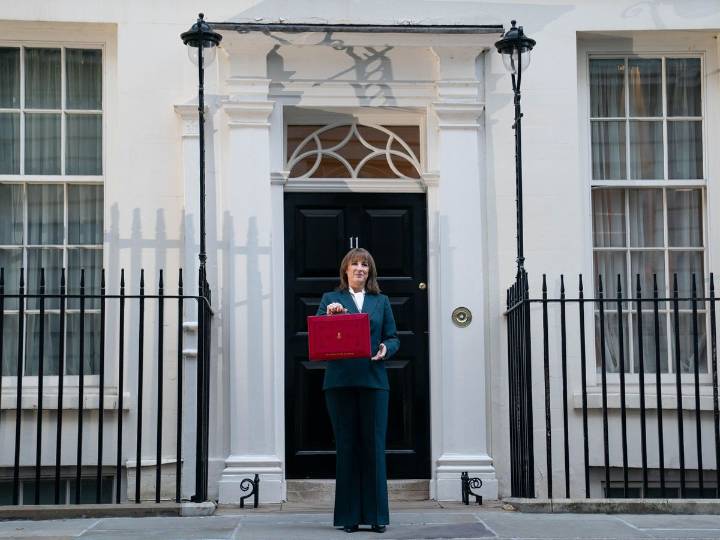 Budget worries saw savers sell-down equities at record rate