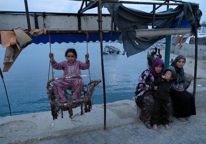 Qatari leader says the Gaza ceasefire is at a critical moment