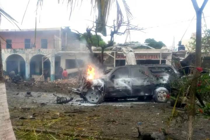 Confirman dos muertos y siete heridos tras explosión frente a base comunitaria en Coahuayana