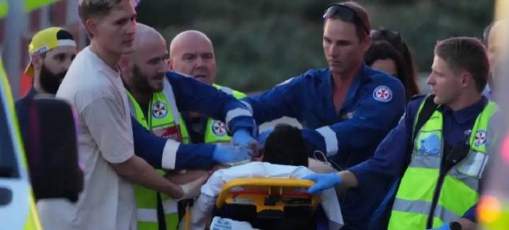 Australia dice que "ataque terrorista" en Sídney con 12 muertos fue contra comunidad judía 14 de diciembre de 2025 | Internacional Según el responsable policial, al menos 29 personas fueron trasladada