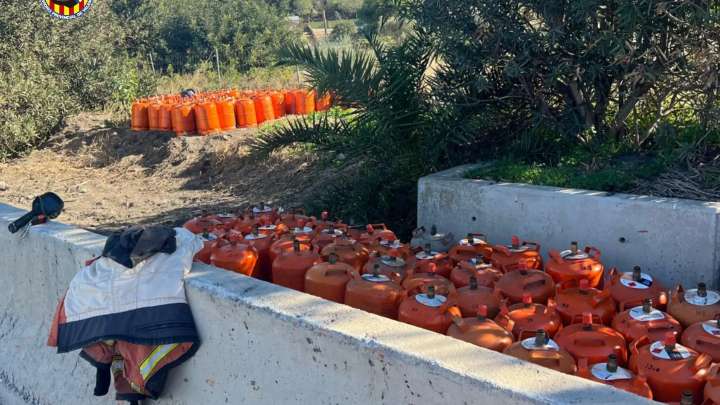 Caen más de 200 bombonas de butano al reventar una rueda del camión que las transportaba en la A7 de Valencia
