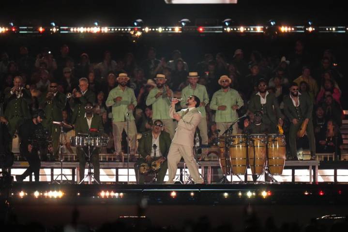 Bad Bunny inunda de salsa y plena su regreso a la Ciudad de México