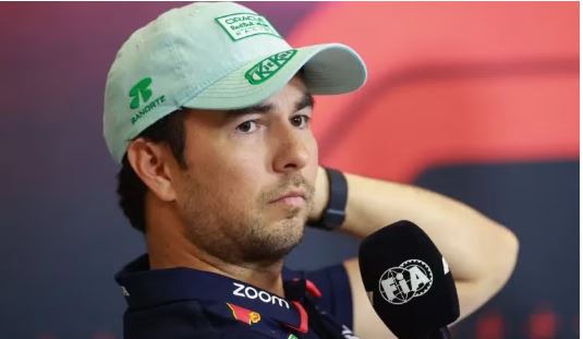 Checo defiende a Chicharito tras críticas por penalti fallado