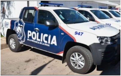 Un automóvil quedó varado por el barro y fue asistido por personal policial y de emergencias