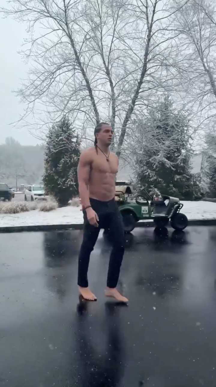 Patriots’ Mack Hollins Shows Up to Snowy Stadium Barefoot, Shirtless