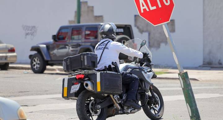 Choque entre Policía de Tránsito y camioneta deja una persona herida en Hermosillo