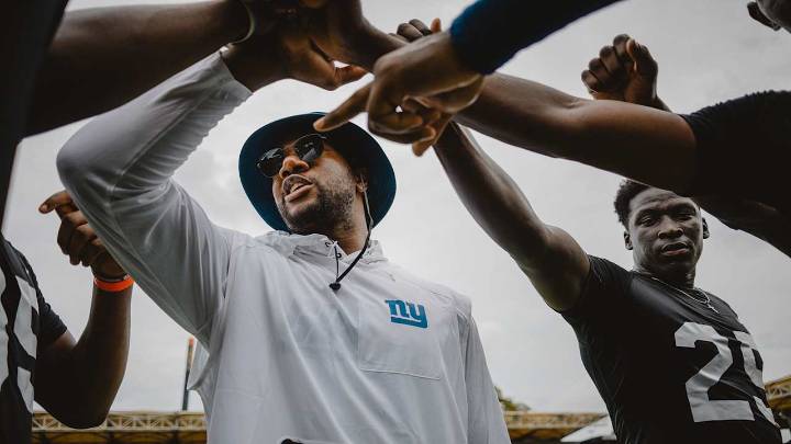 📸 In the Community: LB Bobby Okereke