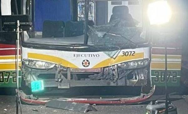 Chocaron tres micros de Estudiantes de La Plata con hinchas rumbo a la final