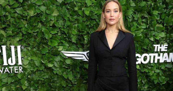Jennifer Lawrence in Thigh-High Slit Skirt Demands Your Attention