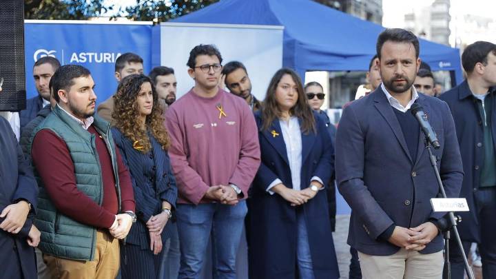 Queipo reclama a Barbón que actúe para que el PSOE cese "los ataques a la Constitución"