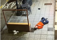 Los vecinos del paseo de la Infancia, en Gijón: «Estamos desesperados, no hay día que no haya lío y tenga que venir la Policía»