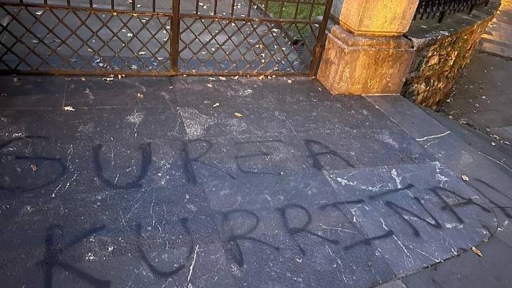 Vandalizan la Casa de Juntas de Guernica y roban la bandera de España