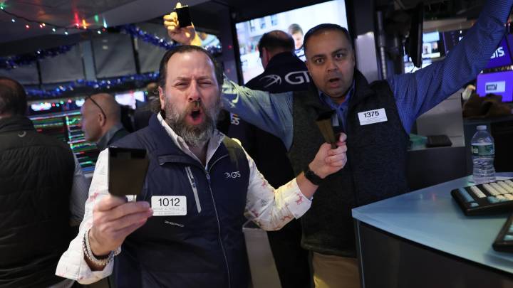 How Cramer is approaching two AI stocks after Oracle report roils market