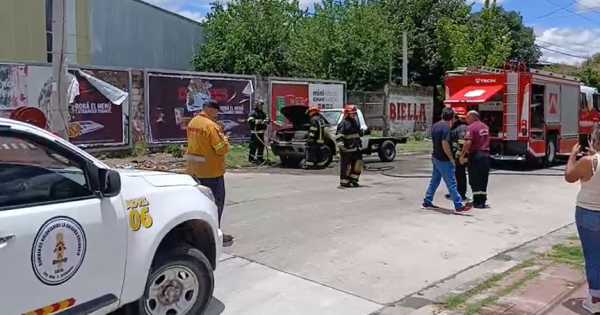 [URGENTE] Se incendió una camioneta en zona norte: bomberos trabajan en el lugar