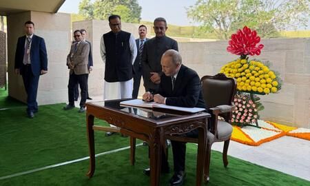 Putin pays tribute to Mahatma Gandhi at Rajghat, calls him visionary of multipolar world