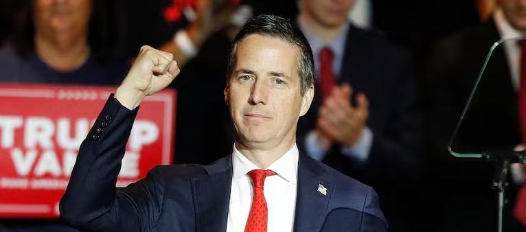 Senador Bernie Moreno propone prohibir la doble nacionalidad en EE.UU.