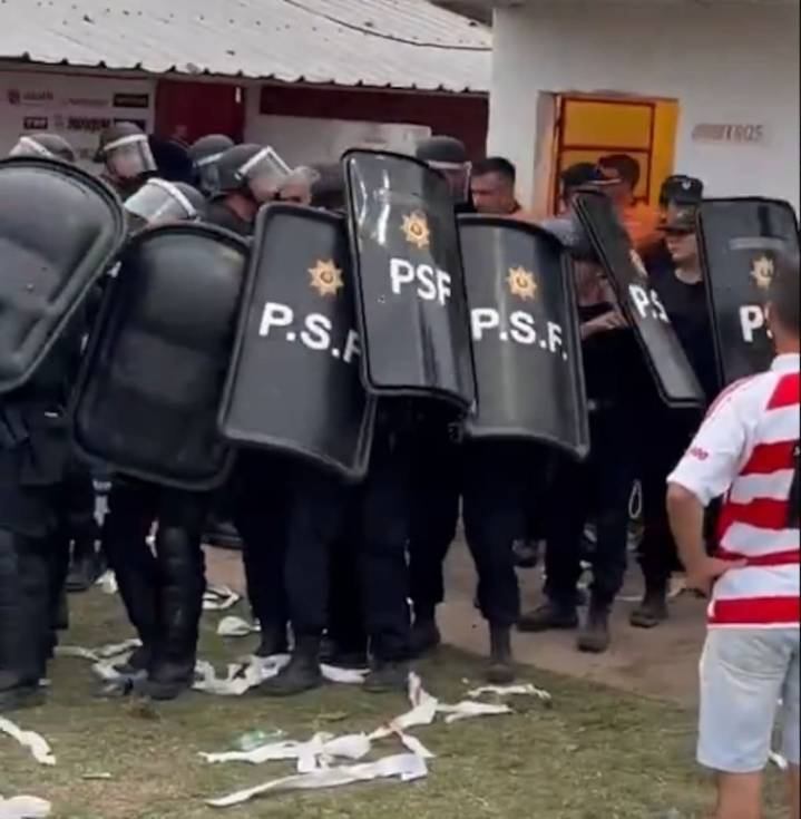 Mal momento. El árbitro de primera que fue a dirigir la final de un torneo regional y casi termina linchado