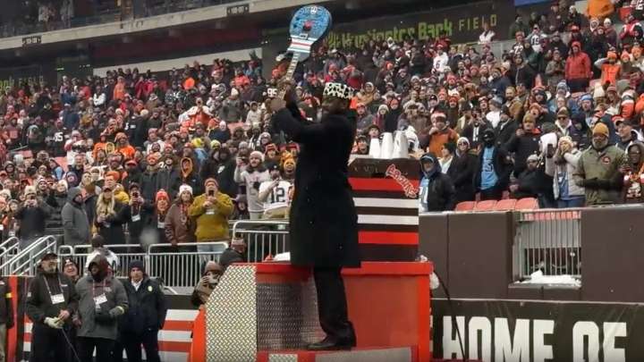 Browns linebacker JOK smashes the game day guitar vs Titans