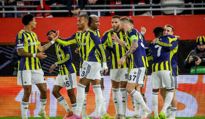 Ni un minuto: Fenerbahçe dejó en la banca a Edson Álvarez en goleada al Brann en la Europa League