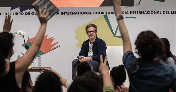 Gael García Bernal llena la FIL Guadalajara y revive su pasión literaria