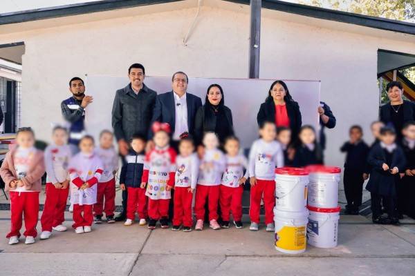 Entrega alcalde de Parral pizarrones, impermeabilizante y pintura a kinder