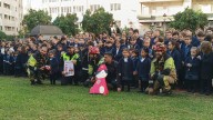 Niños y bomberos de Huelva se unen para la tradicional ofrenda floral a la Inmaculada Concepción