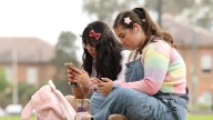 Navidad desconectada: la prohibición de las redes sociales para adolescentes australianos genera debate en el mundo