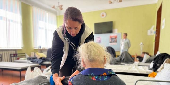 El drama de los ancianos abandonados en el frente de Ucrania: “¿Para qué me traen medicinas? Ya me había preparado para morir”