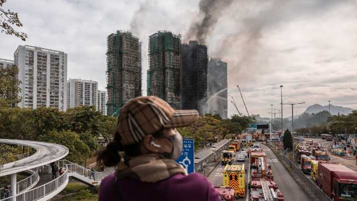 Incendio en Hong Kong: HRW alerta por detenciones a activistas y reclama transparencia por tragedia que deja al menos 151 muertos