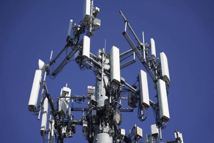 Who has the best coverage? New FCC data compares Verizon, T