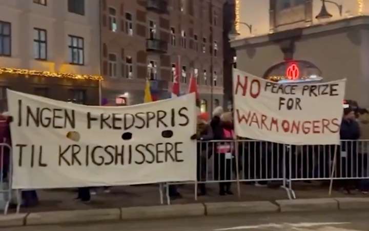 Videos | Protestan contra el Nobel de la Paz para Machado