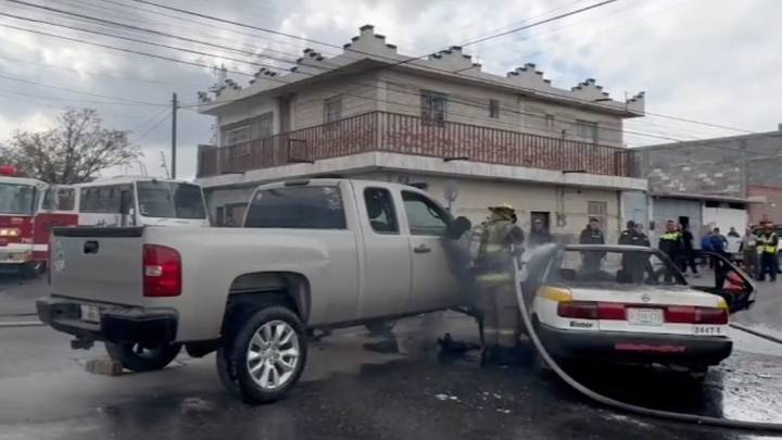 Taxi arde en llamas tras ser chocado por camioneta en colonia Bellavista