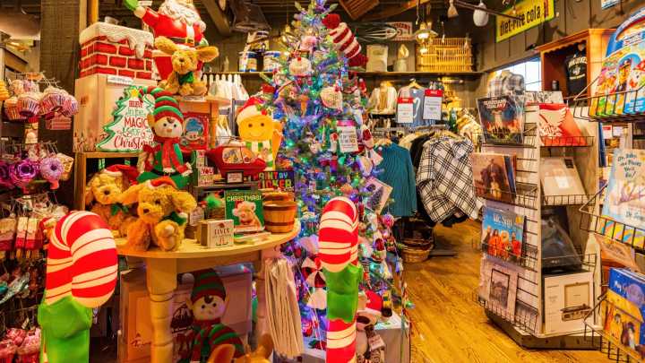 10 Best Holiday Decor Items To Snag From Cracker Barrel