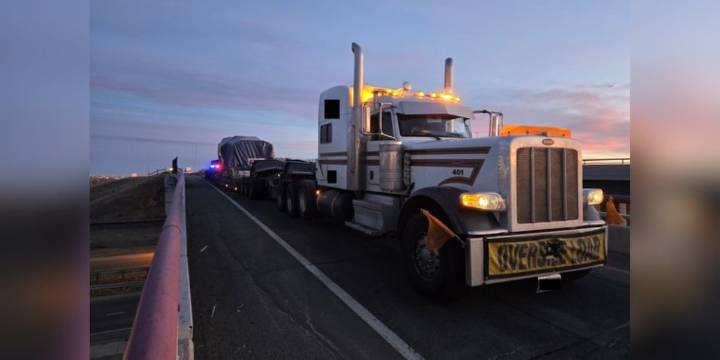 Broken down semi closes southbound E-470 in northern Colorado